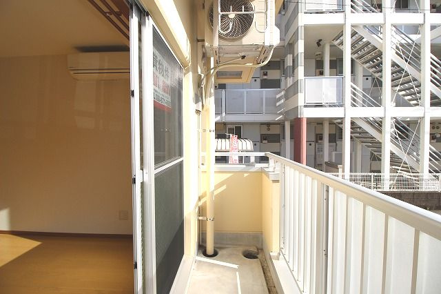 フィットハイム日の出のバルコニー|開放的で明るい空間を演出してくれるバルコニーです