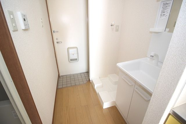 フィットハイム日の出の洗面所|明るい洗面所です