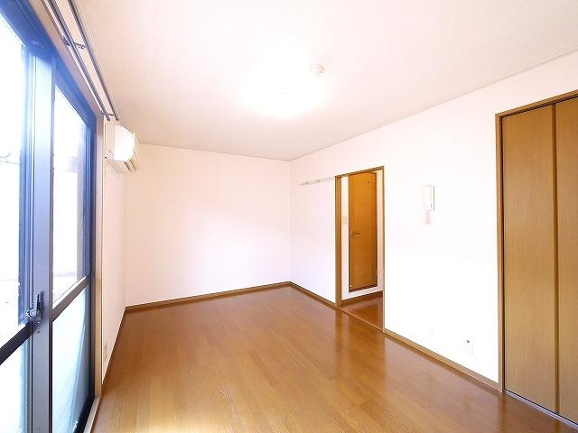 メイプルハイツの居間・リビング|広々とした洋室です