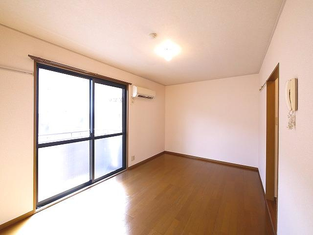 メイプルハイツの居間・リビング|きれいな居間です