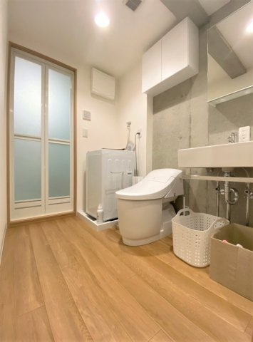 「防音マンション」ラシクラス北赤羽の洗面所|洗面所です。トイレには温水洗浄便座が付いています。上にもしっかり収納が