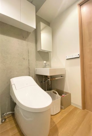 「防音マンション」ラシクラス北赤羽のトイレ|トイレはすっきりしたタンクレス。温水洗浄便座も完備です