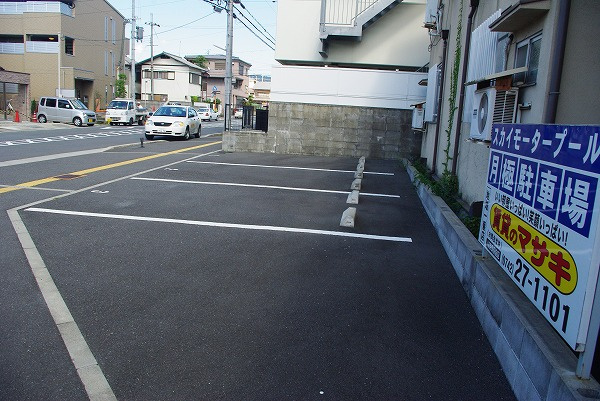 スカイモータープールの外観