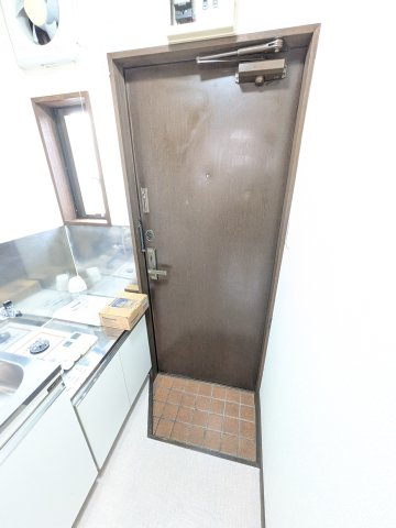 多摩ロイヤルハイツA棟の玄関|同間取り別部屋の参考写真です。