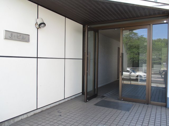 Iビルのエントランス