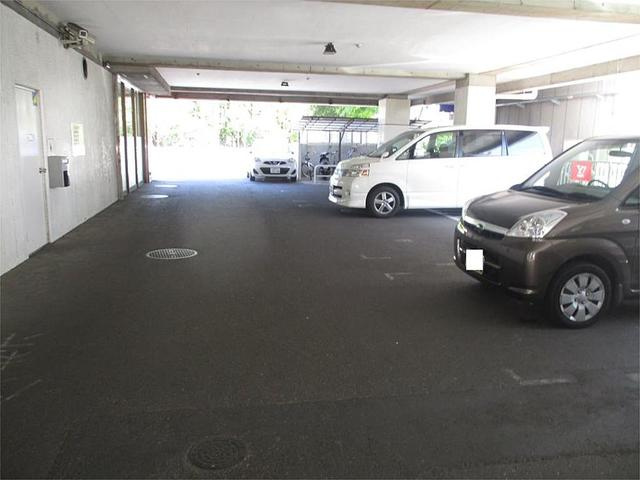Iビルの駐車場