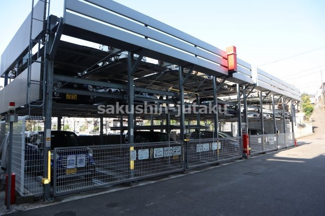 コンフォート・パレス薬園台　３階部分の駐車場