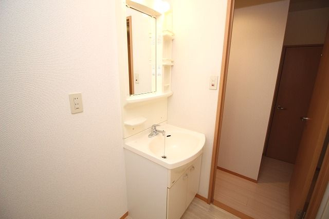 輝パレスの独立洗面台|朝の支度にも助かる、独立の洗髪洗面化粧台