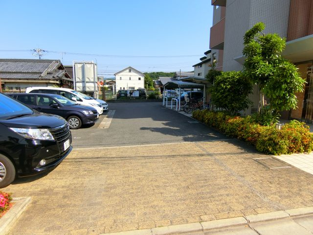 メゾン錦の駐車場
