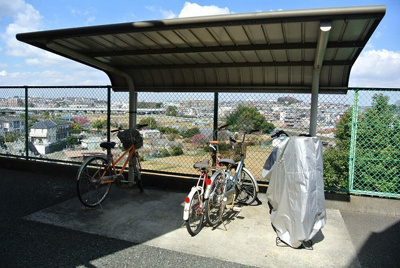 【その他共用部分】 | プレミール2 | 屋根付きの駐輪場で雨が降っても大切な自転車が濡れなくてすみますね♪駅まで自転車もおすすめです！