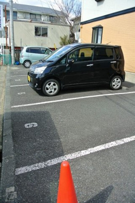 【駐車場】 | プレミール2 | いつでも目の届く敷地内に駐車場があります♪荷物がかさばりがちなお買物にも、敷地内駐車場があると便利ですよね☆