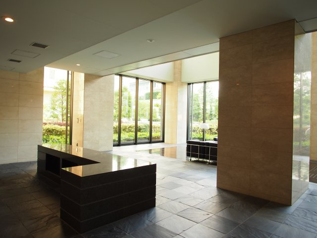 大阪市浪速区湊町２丁目の賃貸マンションのエントランス
