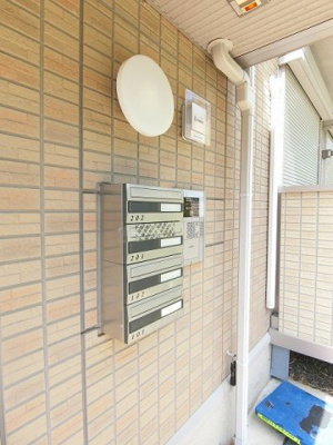 【エントランス】 | フィオーレB棟 | 共用エントランスは不審者の侵入を未然に防ぐオートロック付き！防犯対策充実しています◎