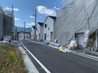 【前面道路含む現地写真】