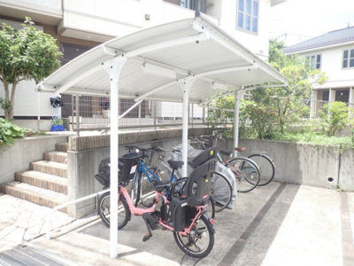 【その他共用部分】 | フルハウス・サン【SHM】 | 屋根付きの駐輪場で雨が降っても大切な自転車が濡れなくてすみますね♪自転車はちょっとした移動手段に便利ですよね！