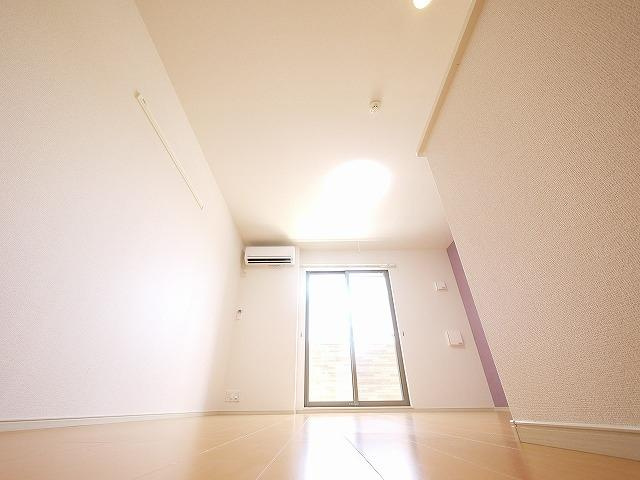 メゾンド・ジュネスの寝室|開放的な寝室です