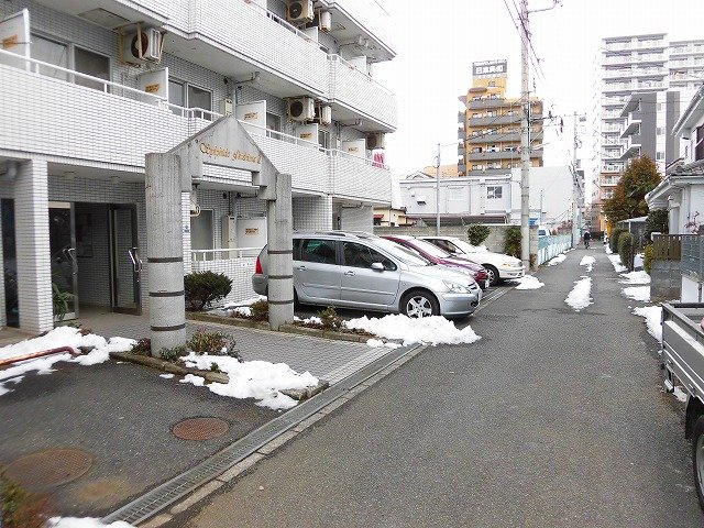 昭島市昭和町５丁目の賃貸マンションの駐車場