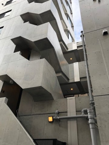 Az Music 新宿御苑の外観