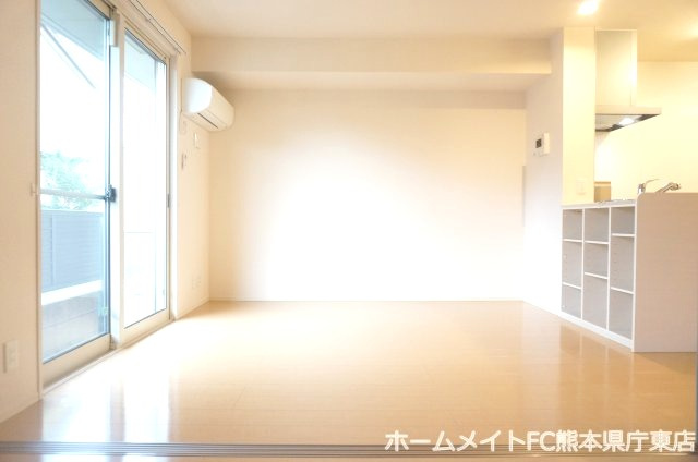 熊本市東区花立２丁目のアパートの居間・リビング