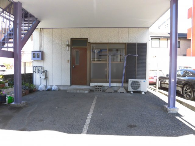 【駐車場】 | 1F駐車場の奥がお部屋です。