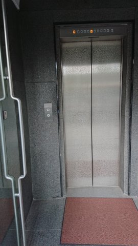 山光堂ビルのエントランス