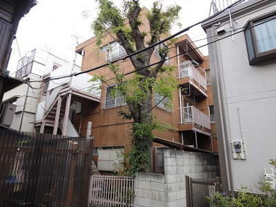 【外観】 | 青山ビル | 青山ビル　閑静な住宅街で静かな環境。鶯谷駅から徒歩6分・入谷駅から徒歩9分の好立地。鉄骨造の茶色い3階建ての建物です。