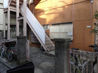 【その他共用部分】 | 青山ビル　閑静な住宅街で静かな環境。鶯谷駅から徒歩6分・入谷駅から徒歩9分の好立地。鉄骨造の茶色い3階建ての建物です。