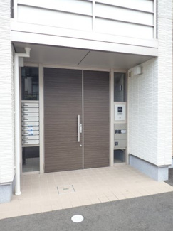 【エントランス】 | 共用エントランスにはオートロックや宅配BOXを完備☆宅配ボックスは再配達の手間がかからないのが魅力♪