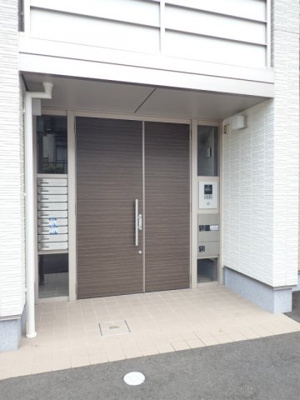 【エントランス】 | Grace court/グレースコート【SHM】 | 共用エントランスにはオートロックや宅配BOXを完備☆宅配ボックスは再配達の手間がかからないのが魅力♪
