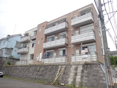 【外観】 | Grace court/グレースコート【SHM】 | 積水ハウス施工の賃貸住宅シャーメゾン！小田急線「黒川」駅より徒歩5分！ペットと暮らせる3階建てマンションです☆ファミリーマートやダイソーが近くて便利♪