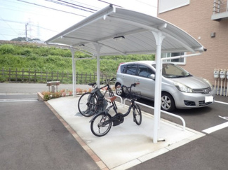 【その他共用部分】 | 屋根付きの駐輪場で雨が降っても大切な自転車が濡れなくてすみますね♪荷物が重いときに自転車があれば助かりますね！