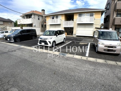 【駐車場】 | ロータスコート百々西 | 車をお持ちの方に嬉しい駐車場付きの物件です