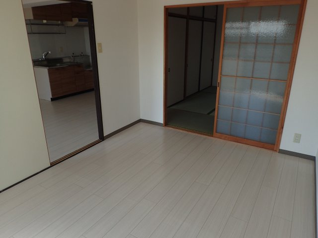 スカイガーデン兜山の洋室