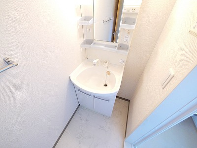 ZENの洗面所|明るい洗面所です