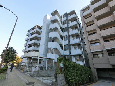 【外観】 | パレステージ三ッ沢上町 | 豊かな水緑環境がある「三ツ沢公園」まで徒歩5分！
駅まで平坦徒歩2分、明るい国道を歩くので女性も安心です。