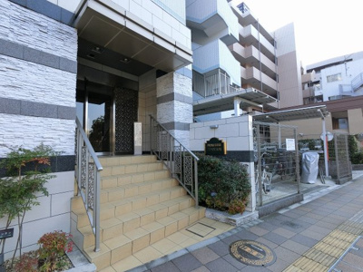 【エントランス】 | パレステージ三ッ沢上町 | 横浜市営地下鉄ブルーライン「三ツ沢上町」駅徒歩2分
JR・私鉄各線「横浜」駅バス14分「三ツ沢上町駅前」停歩2分。