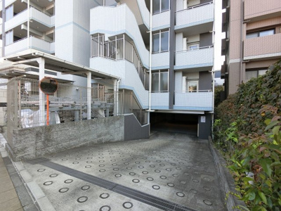 【駐車場】 | パレステージ三ッ沢上町 | 駐車場入口