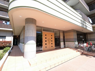 【エントランス】 | JR東海道線・京浜東北線・南武線「川崎」駅徒歩7分と好立地。
通勤時間の短縮でご家族と過ごす時間を増やす事が出来ます。