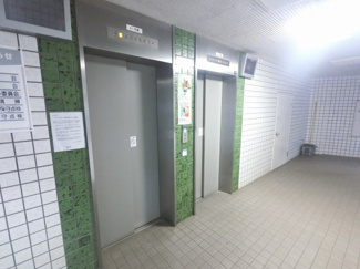 【その他共用部分】 | お買い物時やベビーカーの出し入れに便利なエレベーター付
混雑時にも便利なエレベーター2基付です。