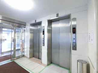 【その他共用部分】 | お買い物時やベビーカーの出し入れに便利なエレベーター付
混雑時にも便利なエレベーター2基付です。