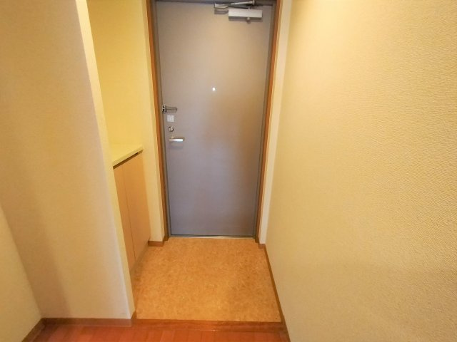キャッスル常滑　西棟の玄関