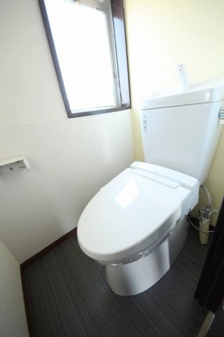 アワノハイツのトイレ|落ち着いた色調のトイレです