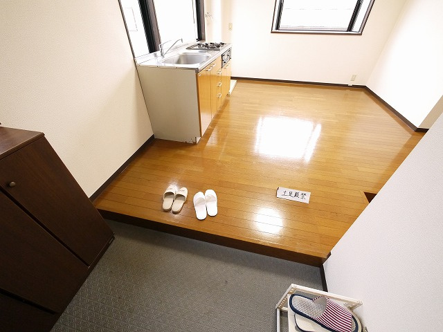 日吉丸産業ビルの玄関|明るい玄関です
