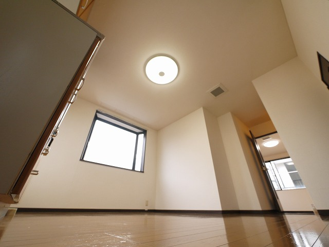 日吉丸産業ビルの洋室|明るい洋室です