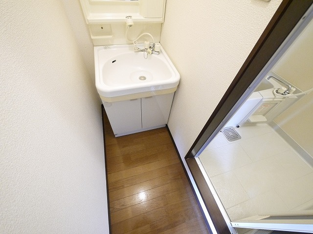 日吉丸産業ビルの洗面所|明るい洗面所です