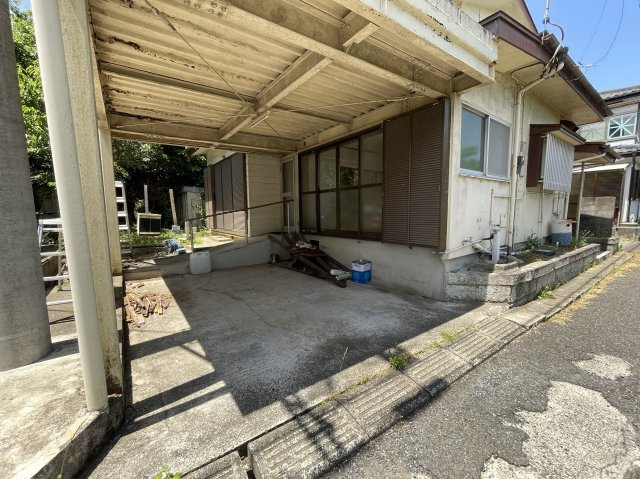 佐藤邸の駐車場