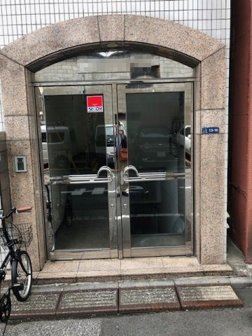 台東区上野３丁目の店舗事務所のエントランス