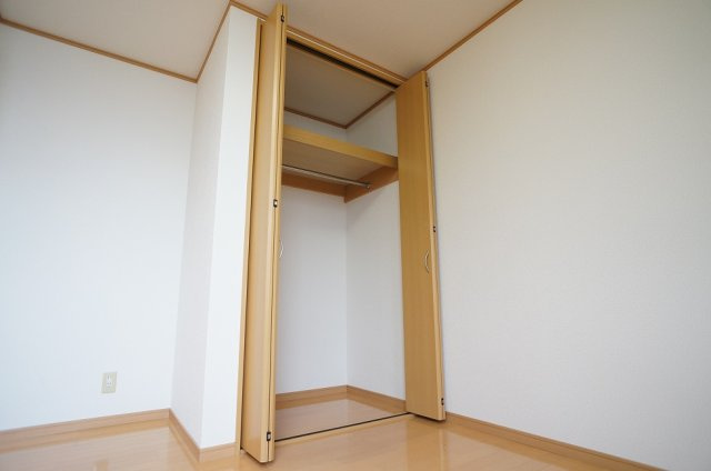 【収納】 | ハイツ美英 | 奥行きのあるクローゼット