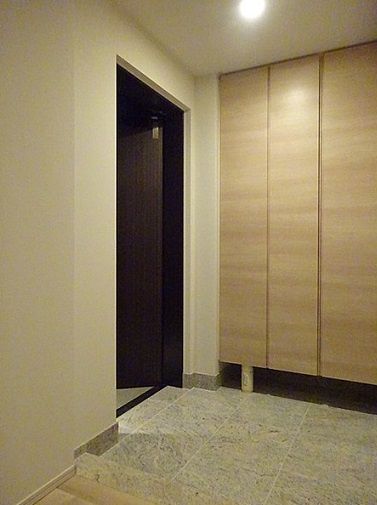 文京区本郷１丁目の賃貸マンションの玄関