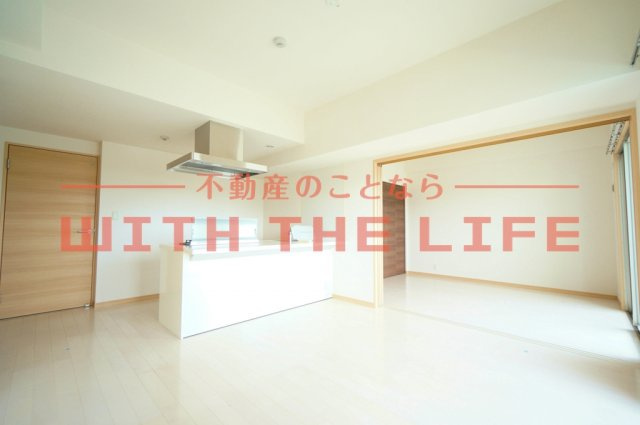 エトランゼ東櫛原15【キャッシュバック対象物件】の居間・リビング|こちらのリビングで趣味の時間をお楽しみください